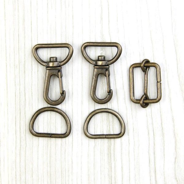 ゆうパケット便(メール便)で発送可能です。商品コード：0AC-32115-20mm-ショルダー用ナスカン・Dカンセット 20mm【セット内容】21mm小網ナスカン 2個厚み3mmx幅21mmx高さ15mm 1本送り　1個厚み3mmx幅21m...