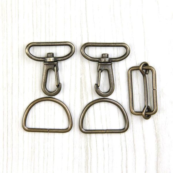 ゆうパケット便(メール便)で発送可能です。商品コード：0AC-33015-30mm-ショルダー用ナスカン・Dカンセット 30mm【セット内容】30mm小網ナスカン 2個厚み3mmx幅30mmx高さ15mm 1本送り　1個厚み3mmx幅30m...