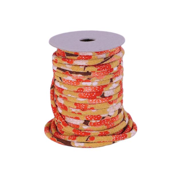 ■表地（ちりめん）：ポリエステル100%　中芯：アクリル100%※10cm単位で販売、価格は10cm分。数量は10cm単位で入力して下さい(例:1m購入なら数量10)。からし色の地に、つややかな紅白の梅の花が咲き並ぶ「梅すだれ」柄は上品な印...