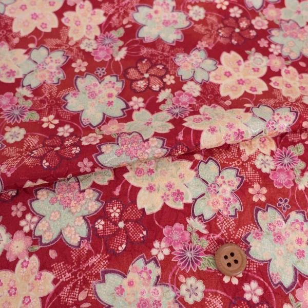 ■ポリエステル100% ■約110cm幅※ボタンは直径約2cm。10cm単位で販売、価格は10cm分。数量は10cm単位で入力して下さい(例:1m購入なら数量10)。落ち着いた赤に凝ったデザインの桜が配置された、華やかで日本らしいデザインの...