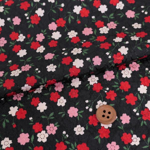 ■ポリエステル100% ■約110cm幅※ボタンは直径約2cm。10cm単位で販売、価格は10cm分。数量は10cm単位で入力して下さい(例:1m購入なら数量10)。カラフルな小桜の柄が浮き立つ、上品なポリエステルジャガードちりめん生地です...