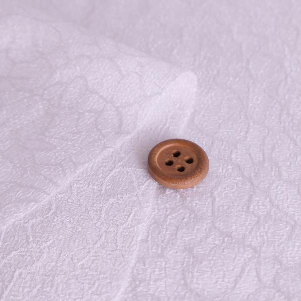 ■ポリエステル100% ■約110cm幅※ボタンは直径約2cm。10cm単位で販売、価格は10cm分。数量は10cm単位で入力して下さい(例:1m購入なら数量10)。上品な光沢感と、繊細な花模様が魅力のちりめんジャカード生地です。光の加減で...