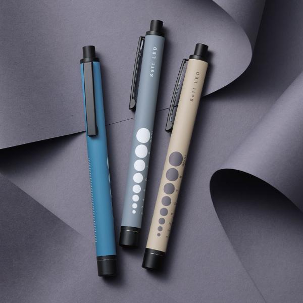 スタイリッシュなカラーリング他アイテムにも合わせやすいペンライトウェアや他アイテムと合わせやすいスタイリッシュなカラー。滑りにくい超軽量のペンライトです。・滑りにくいラバー加工タイプ・いざという時に便利なスケール&amp;ゲージ付・持ち運び...