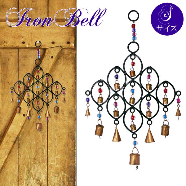 サイズ：約25×40cm素材：アイアン、ビーズ生産国：インド雑貨送料【雑貨まとめ買い対象商品】たくさんの小さなベルが、かわいい音色を響かせるアイアンベル。ビーズとのコンビネーションが華やかで可愛いデザインです。海の中の魚の群れをイメージした...