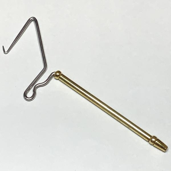 リーズナブルなウィップフィニッシャーです。ヘッドで巻き留めるフライならこのサイズだけあれば十分です。ハーフヒッチの場合はヘッドセメントが必要ですが、ウィップフィニッシュなら4〜5回回すだけで固定できますので簡単です。