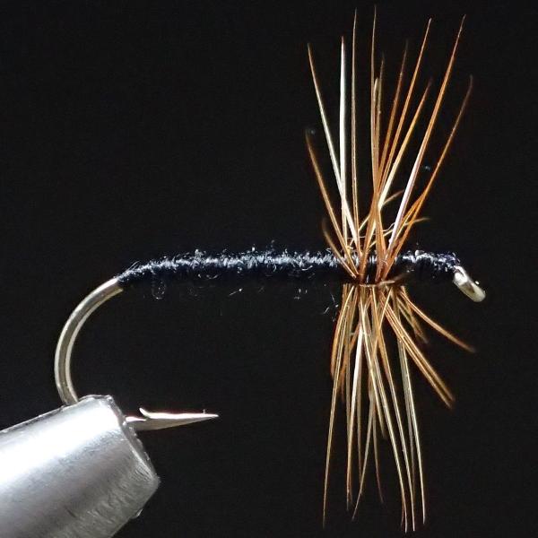 年中良く釣れる汎用性の高い毛ばりで、これをサイズ別に持っておくだけでも十分釣れますが、特に真夏のテンカラには必携です。n-VISIONのテスト釣行においても、夏には他の毛鉤よりも実績が高く、魚がスレて食欲がないときでも、この毛ばりへの反応は...