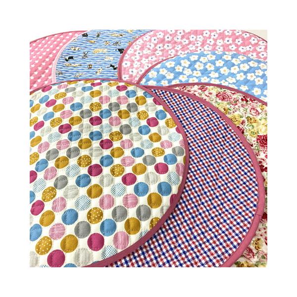 丸い形が大好きな猫ちゃん、キャットタワーについている丸いハンモックやベッドに敷いてあげたり、そのままソファに置いてインテリアとしてもかわいいです。直径約４０ｃｍの円い形のコットン素材のキルトのマットです。他に３０ｃｍのサイズもございます。柄...