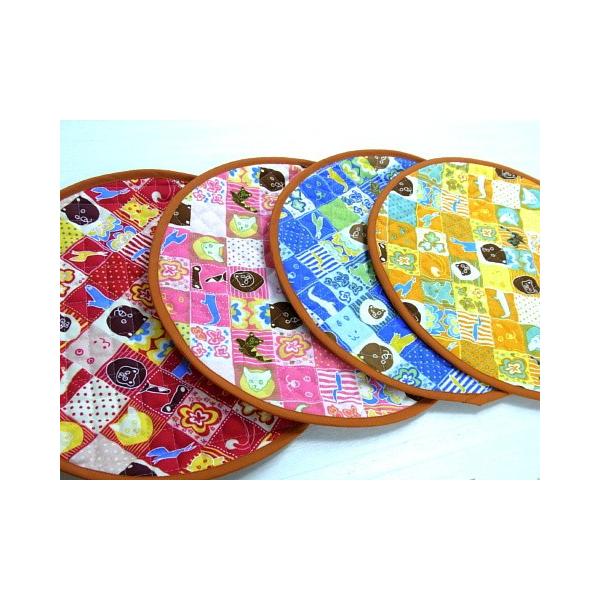 直径約３０ｃｍの円い形のコットン素材のキルトのマットです。丸い形が大好きな猫ちゃん、キャットタワーについている丸いハンモックやベッドに敷いてあげたり、そのままソファに置いてインテリアとしてもかわいいです。他に４０ｃｍのサイズもございます。