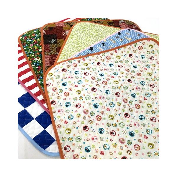 約５１ｃｍの正方形のキルトのマットです。大好評のビーズクッションにピッタリのサイズで、大きめの正方形です。ベッドに敷いてあげたり、そのままソファに置いてインテリアとしてもかわいいです。