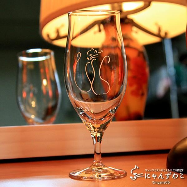 猫のデザインイラストをサンドブラスト加工したビアグラス（シングル）です。イラストカッティング及びサンドブラスト加工はハンドメイドですから、同じ絵柄でも微妙に違う味のある1点モノです。●材質／ガラス　約300ml●外寸／高さ約18cm・直径：...