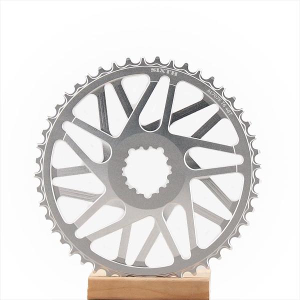 AL7075鍛造アルミニウムを材料に使用したSRAM・GXP規格対応のオリジナルデザイン・ナローワイドチェーンリングです。チェーンリングはAL7075超々ジュラルミンを熱処理した無垢材から、贅沢に削り出されたワンピース材を採用し、軽量・高剛...