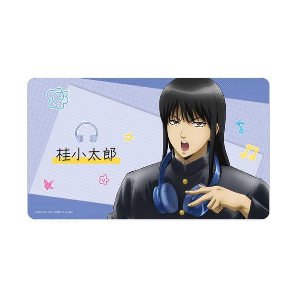 [Release date: March 31, 2026]宅配便配送商品 「3年Z組銀八先生」より、マルチデスクマットの登場です。桂小太郎の描き下ろしイラストをマルチデスクマットに仕上げました。デスクに敷いたり、お部屋に飾ったり、キャラク...