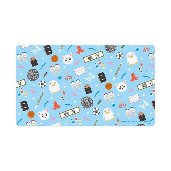 [Release date: April 30, 2026]宅配便配送商品 「3年Z組銀八先生」より、マルチデスクマットの登場です。描き起こしモチーフをマルチデスクマットに仕上げました。デスクに敷いたり、お部屋に飾ったり、キャラクターとの日...