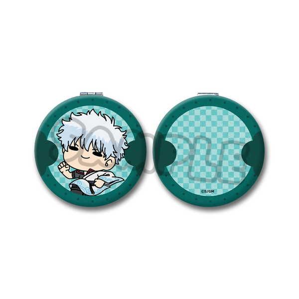 [Release date: March 31, 2026]メール便配送商品 「新劇場版 銀魂 -吉原大炎上-」より、持ち運びがしやすい、手の平サイズの折り畳みミラーの登場です。ミラーが2つあり、片方が望遠となっているためメイクをするのに最...