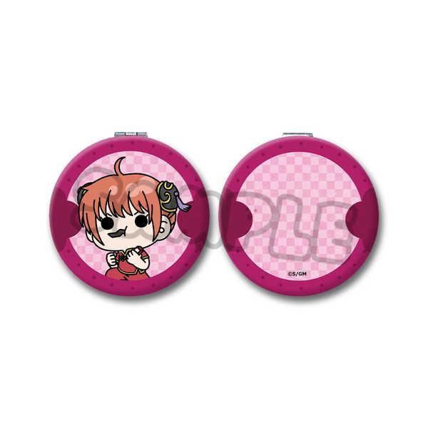 [Release date: March 31, 2026]メール便配送商品 「新劇場版 銀魂 -吉原大炎上-」より、持ち運びがしやすい、手の平サイズの折り畳みミラーの登場です。ミラーが2つあり、片方が望遠となっているためメイクをするのに最...