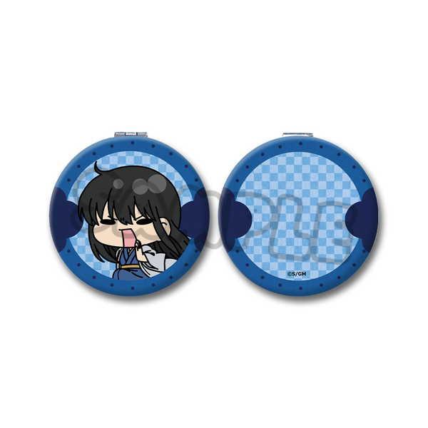 [Release date: March 31, 2026]メール便配送商品 「新劇場版 銀魂 -吉原大炎上-」より、持ち運びがしやすい、手の平サイズの折り畳みミラーの登場です。ミラーが2つあり、片方が望遠となっているためメイクをするのに最...