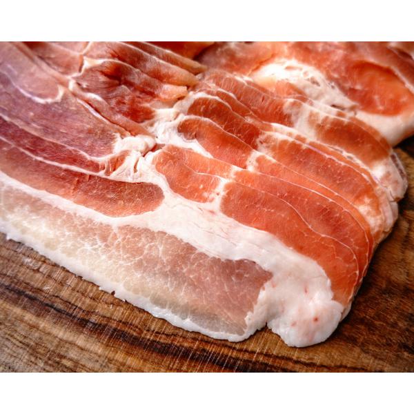 チリの恵まれた環境で育てられた「牧歌もち豚」は、日本人の好みに合わせて交配された三元豚。弾力とやわらかさを兼ね備え、豚特有の臭みが少ない“素直で上品な味わい”が最大の魅力です。本品は、きれいな形にスライスされた扱いやすいバラ肉。肉巻きや野菜...