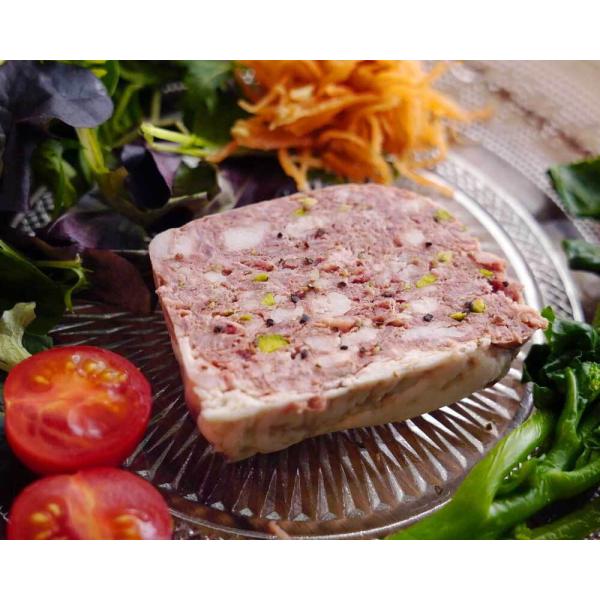 国産豚赤身肉を職人が丁寧に脂やスジ等を取り除き、そのお肉と鶏レバーを専用の肉挽き機で混ぜ合わせ、パテのベースをつくります。そこへ香辛料などを投入し味付け配合、さらにカッティングしていき網脂を敷いた専用の容器に詰めます。その後時間をかけて加熱...