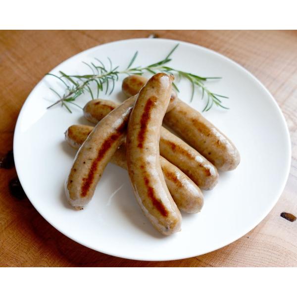 フランスの旧植民地であったマグレブ（アフリカ北西部）で食べられていた羊肉のソーセージで、フランスではクスクスの付け合せ、ラタトゥイユの具材としても使われる非常にポピュラーなソーセージです。 ラム肉にクミン、パプリカ、黒胡椒、シナモンの強いス...