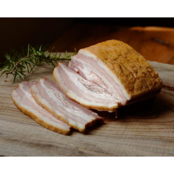 Oak-Houseの特製ベーコンは厳選した豚肉を使用し、国産の桜チップを用いて燻製を施す製法によって、風味豊かで滑らかな食感のベーコンに仕上がりました。イタリアのパルマ豚ベーコンに引けをとらない、クオリティのベーコンを作りました。品質と味わ...