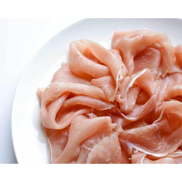 厳選した豚のもも肉を使用し国内の工場で生ハムを作りました。国内製造の生ハムのですので塩分控えめでしっとりかつあっさりした仕上がりになっています。本場イタリア産のプロシュートはタイプが異なります。イタリア産のプロシュートよりクセがなく食べやす...