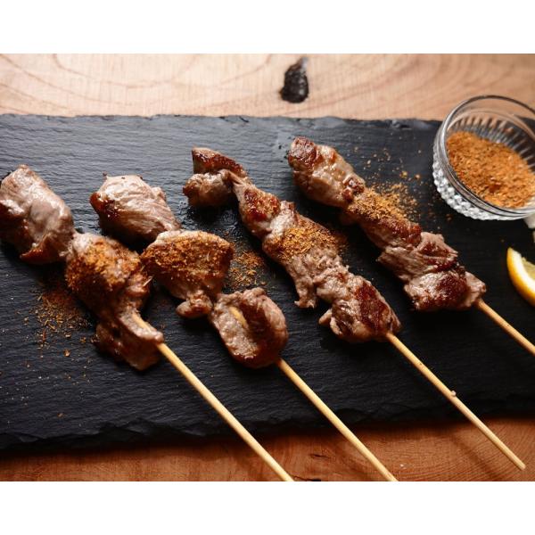 風味豊かなラム肉を、一本一本手作りで仕上げた、本格派の串焼きです。厳選されたラム肉を使用しており、その風味や食感は格別です。肉質がやわらかく、付属のオリジナルブレンドのスパイスの風味が加わった味わいはクセになります。ペコリーノロマーノ等粉チ...