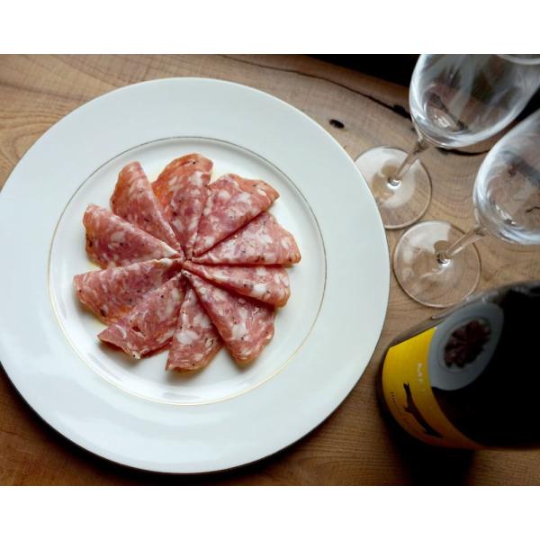 スペイン・エルコンチェル社製のトリュフ入サラミです。デュロック種という品種の豚を使用しているエルコンチェルの生ハム・サラミは本格派で味も香りも最高クラス。通常の白豚に比べて濃厚な肉質、しっかりとした旨味、とろける脂の味わいをもっています。細...