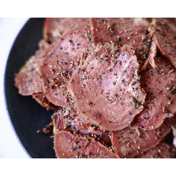 コリコリした食感が美味しい豚タンを国産の桜チップで香り豊かに燻製し、仕上げに黒胡椒をたっぷり効かせた大人の一品です。ピリッと清涼感のあるブラックペッパーの中にふわっと薫るのは数種類をブレンドしたハーブ。豚タンの旨味、食感、黒胡椒のアクセント...