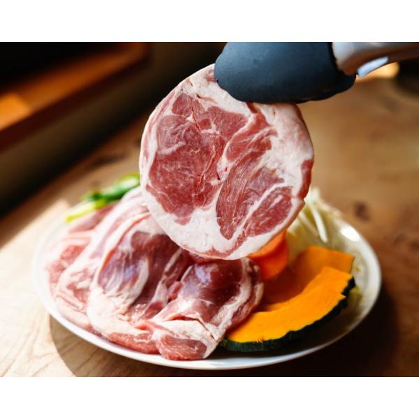 食肉卸売事業を行う弊社が実際にジンギスカン屋へ納めている業務用の商品になります。北海道で広く親しまれているラム肉が丸い判に成形されたロールスタイルで、ジンギスカンに最適な厚さ5mmにスライスされています。ポイントは使い勝手の良さ。大きなシー...