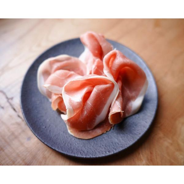 数量限定でポルトガル産の本格生ハムの切り落としを用意いたしました！！その伝統的な味わい深い生ハムは本場イタリア産のプロシュートにも引けをとりません。今回は使い勝手の良い200gでご用意いたしました。ほどよい塩味で口当たりが良いポルトガル産プ...