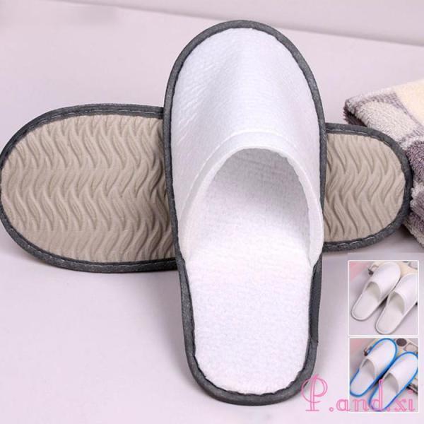 【品名】：使い捨てスリッパ【素材】: ポリエステル【カラー】：全4色【サイズ】: 28*11CM【生産地】：中国検索ワード：スリッパ 使い捨て 業務用 厚手 軽量 使い捨て スリッパ 入院 介護 アメニティ 簡易スリッパ 清潔 便利 軽量 ...