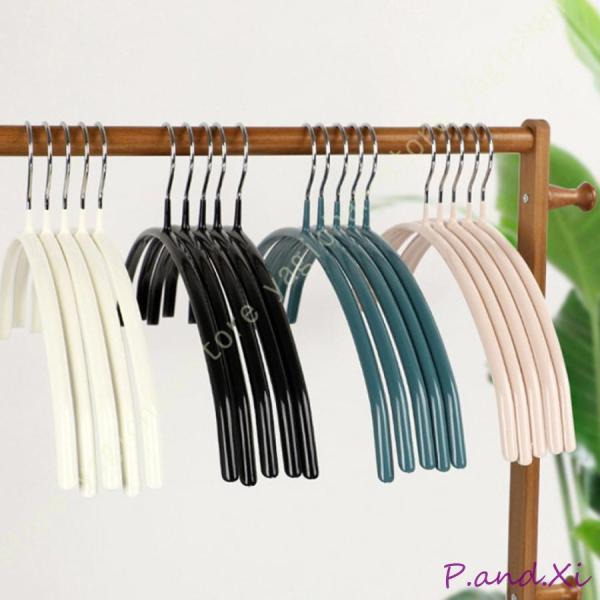 【丈夫】耐荷重よく変形しにくい！冬の重い服を掛けても変形しません。 スリムでコンパクトなプロファイルは、クローゼットの貴重なスペースを節約するのに役立ちます。クロゼットの中に使用したら、木製ハンガーやなどより、50％の空間を節約できます。室...