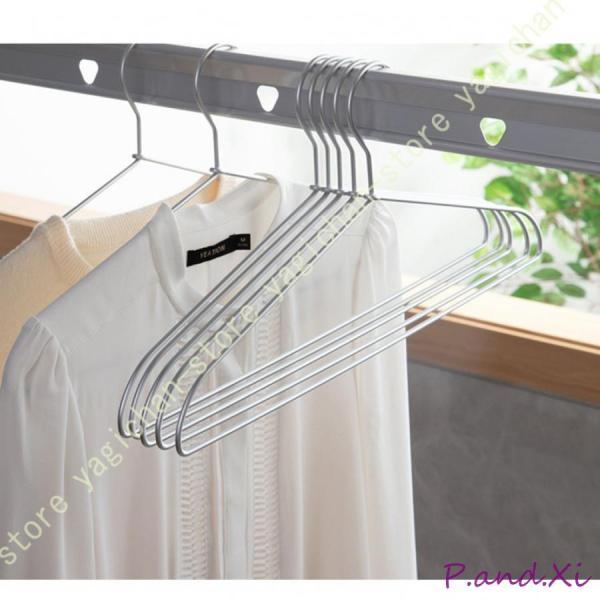 【耐久力】アルミ合金製で錆びにくく、劣化しにくい。【丈夫】耐荷重よく変形しにくい！冬の重い服を掛けても変形しません。クロゼットの中に使用したら、木製ハンガーや、プラスチックハンガーなどより、50％の空間を節約できます。軽くてかさばらないで収...