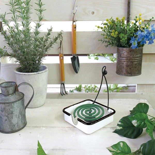 シンプルなデザインでどんなシーンにもぴったりハマる琺瑯（ホーロー）の蚊やり。軽くて丈夫なのでアウトドアでも活躍します。ハンドル付きなのでサッと持ち運びができます。カケラも挟めるスタンド付き。■サイズ：約143×143×h38 mm（ハンドル...