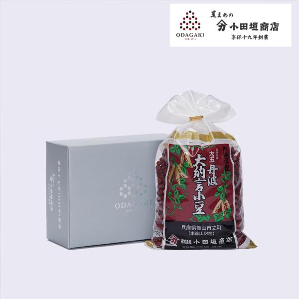 ※こちらの商品は【化粧箱入り】の贈答用となります。丹波大納言小豆はその昔、幕府や京都御所にも献上されていました。「大納言は殿中で抜刀しても切腹しないですむ」ことから煮ても腹の割れないこの小豆を「大納言小豆」と名付けられたといわれています。小...