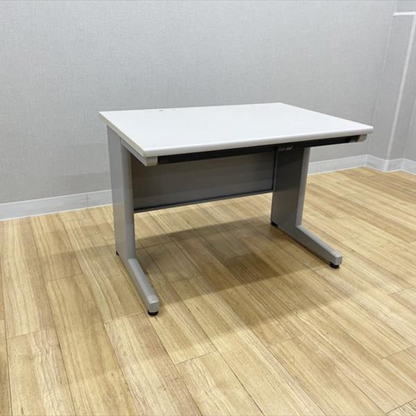 ■取り扱い番号DH-878125B■仕様メーカー : イトーキ製品名 : CZ色素材 : ライトグレーW外寸 : 幅1000mm 奥行き700mm 高さ700mm ランク : Bランク■特徴配線口:2ヶ所本体:グレーWオフィスワークに必要な...