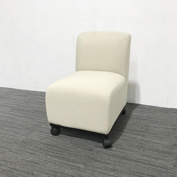 ■取り扱い番号IR-861370B■仕様製品名 : ロビーチェア 1人用 キャスター付色素材 : ベージュ外寸 : 幅480mm 奥行き630mm 高さ760mm ランク : Bランク■特徴張地:布張り 全体的にすっきりとした軽やかな印象を...