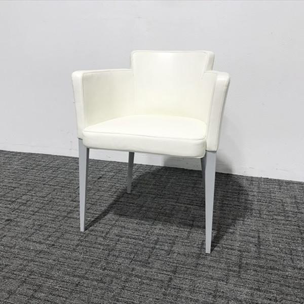 カッシーナ 白皮張りアームチェアー一脚 カッシーナ 白皮張りアームチェアー 一脚 - メルカリ