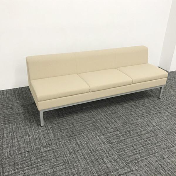 ■取り扱い番号IR-876595B■仕様メーカー : コクヨ製品名 : ロビーチェア 3人用 アマタ XAC-FCN23H色素材 : ライトベージュ外寸 : 幅1800mm 奥行き600mm 高さ650mm ランク : Bランク■特徴張地:...