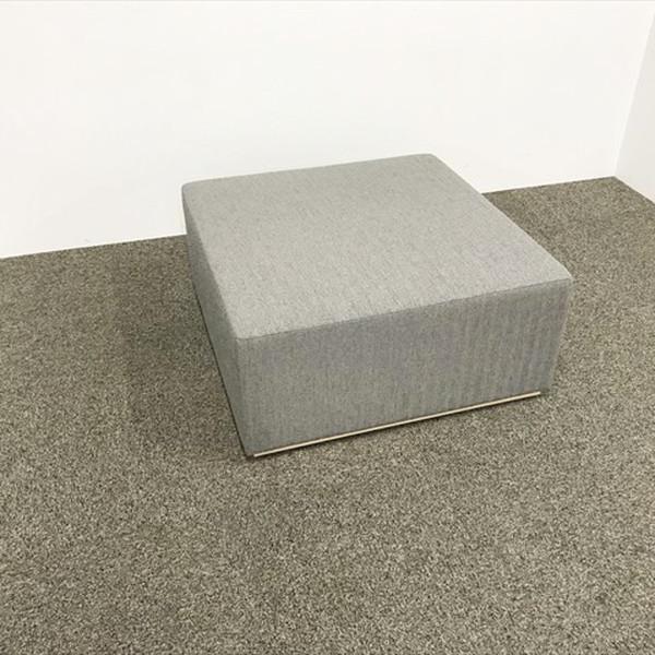 ■取り扱い番号IR-879110B■仕様製品名 : ロビーチェア色素材 : グレー外寸 : 幅800mm 奥行き800mm 高さ380mm ランク : Bランク■特徴張地:布張りロビー、ラウンジなど用途に合わせてお使いいただけます。■型番■...