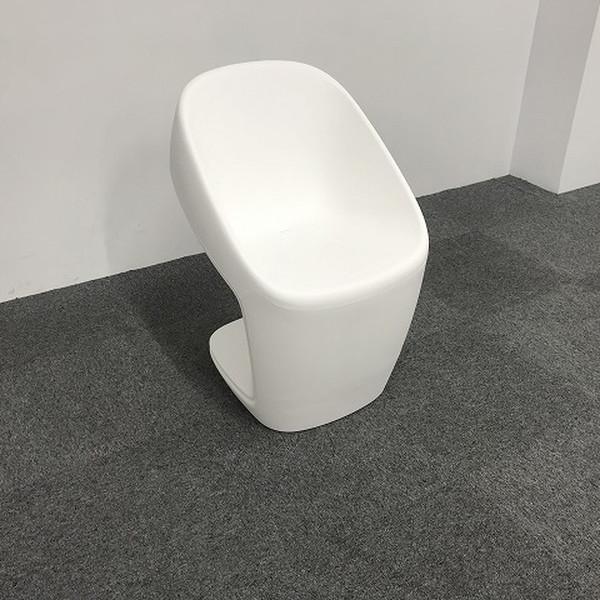 ■取り扱い番号IT-858832B■仕様製品名 : スツール VONDOM UFOチェア色素材 : ホワイト外寸 : 幅580mm 奥行き610mm 高さ840mm ランク : Bランク■特徴材質:ポリエチレン樹脂回転成形によるポリエチレン...