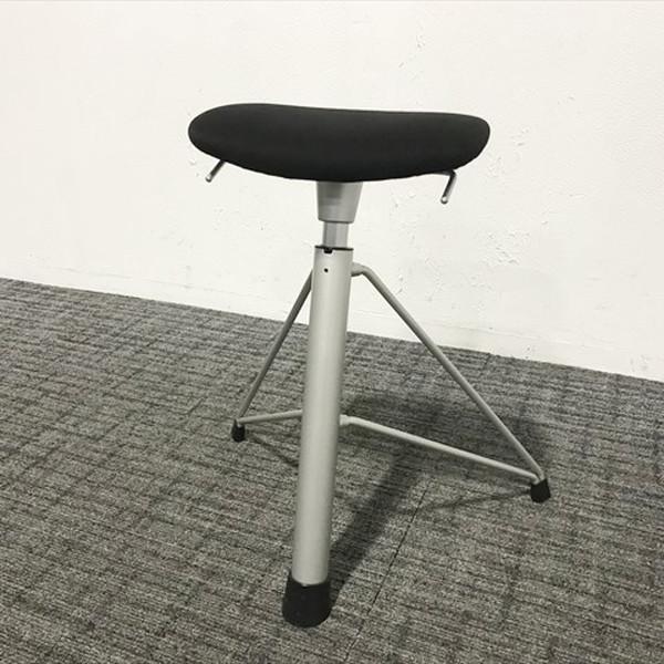 ■取り扱い番号IT-871530B■仕様メーカー : オカムラ製品名 : スツール 昇降式 ハイポジションスツール 93HCAA色素材 : ブラック外寸 : 幅570mm 奥行き385mm 高さ600mm ランク : Bランク■特徴張地:布...