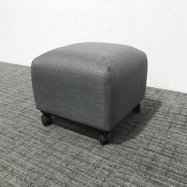 ■取り扱い番号IT-874345A■仕様製品名 : スツール アスプルンド オフィスラウンジスツール キャスター付 Y325 ST色素材 : グレー外寸 : 幅510mm 奥行き510mm 高さ430mm ランク : Aランク■特徴張地:布...