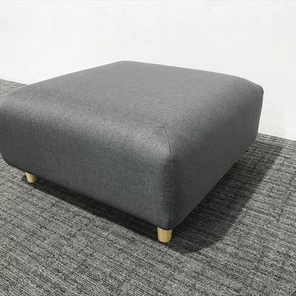 ■取り扱い番号IT-874388A■仕様製品名 : スツール アスプルンド オフィスラウンジ オットマン Y299 ST色素材 : グレー外寸 : 幅800mm 奥行き800mm 高さ400mm ランク : Aランク■特徴張地:布張り脚:木...