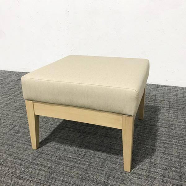 ■取り扱い番号IT-874870B■仕様製品名 : スツール アスプルンド 木脚ソファ Y295 ST色素材 : ライトブラウン外寸 : 幅570mm 奥行き570mm 高さ430mm ランク : Bランク■特徴張地:ビニールレザー天然木を...