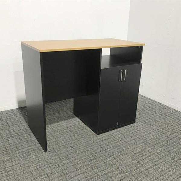 ■取り扱い番号UH-874409S■仕様製品名 : ハイカウンター アスプルンド カフェカウンター 両面タイプ色素材 : ブラック外寸 : 幅1200mm 奥行き600mm 高さ1000mm ランク : Sランク■特徴棚板3枚 固定棚1枚本...