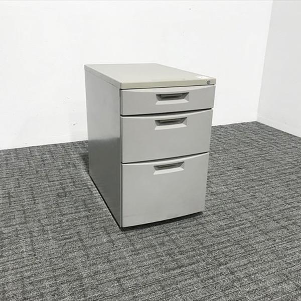 ■取り扱い番号WI-865665B■仕様メーカー : イトーキ製品名 : CZ色素材 : グレーW外寸 : 幅400mm 奥行き600mm 高さ621mm ランク : Bランク■特徴デスク下に収納・引出して資料を置いたりとワークスタイルに応...