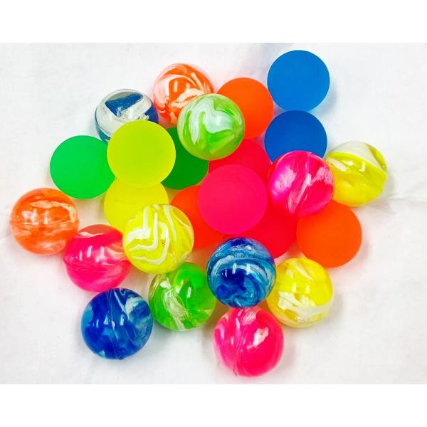 直径約３８ミリの大きめスーパーボールマーブル柄とつやのない表面がざらっとしたタイプのカラー柄の2種類がミックスになっています。25個入りになります。色アソート、画像と内容が予告なく変更になる場合があります。対象年齢６歳以上