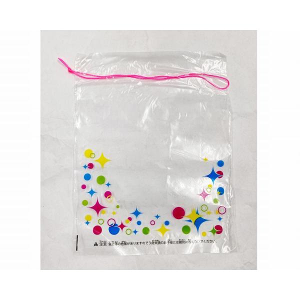 スーパーボールすくいや金魚すくいでとったものを持ち帰るためのビニール製巾着袋です。絵柄入り※紐の色は赤、ピンク、緑、青、黄とあり、色の指定はできません※スーパーボールすくい、金魚すくい、人形すくいなどで使えます。サイズ：タテ約180×ヨコ約...