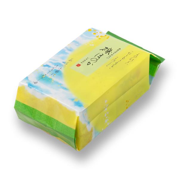 あおさの香り豊かなお煎餅を、丁寧におつくりしました。 海苔の風味を生かした生地を、ふっくらやさしく焼きあげて、ひと口ごとに広がる磯の恵みと醤油の香ばしさが、やさしい余韻を残します。 日々のひとときに寄り添う、心和む味わいをお楽しみください。...